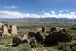 The ruins at the site of Sera Gönpasar Hermitage (se ra dgon pa gsar ri khrod)
