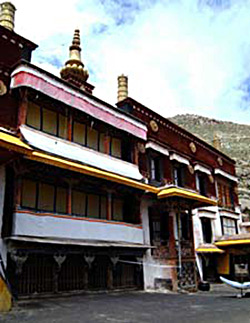 The south-facing rooms atop the Jé College, where the abbot’s residence and the Dalai Lama’s guest rooms were located.