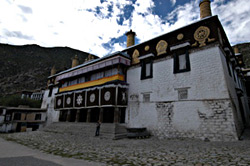 blo gsal gling Courtyard and Assembly Hall