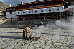 The exterior of the Great Assembly Hall during a monastic ritual